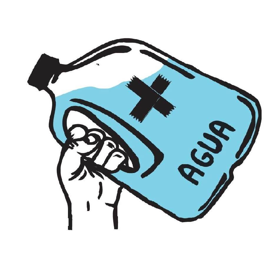 a hand lifts a gallon jug filled with blue liquid. the jug is emblazoned with the First Aid cross, and the word 'Agua'.
